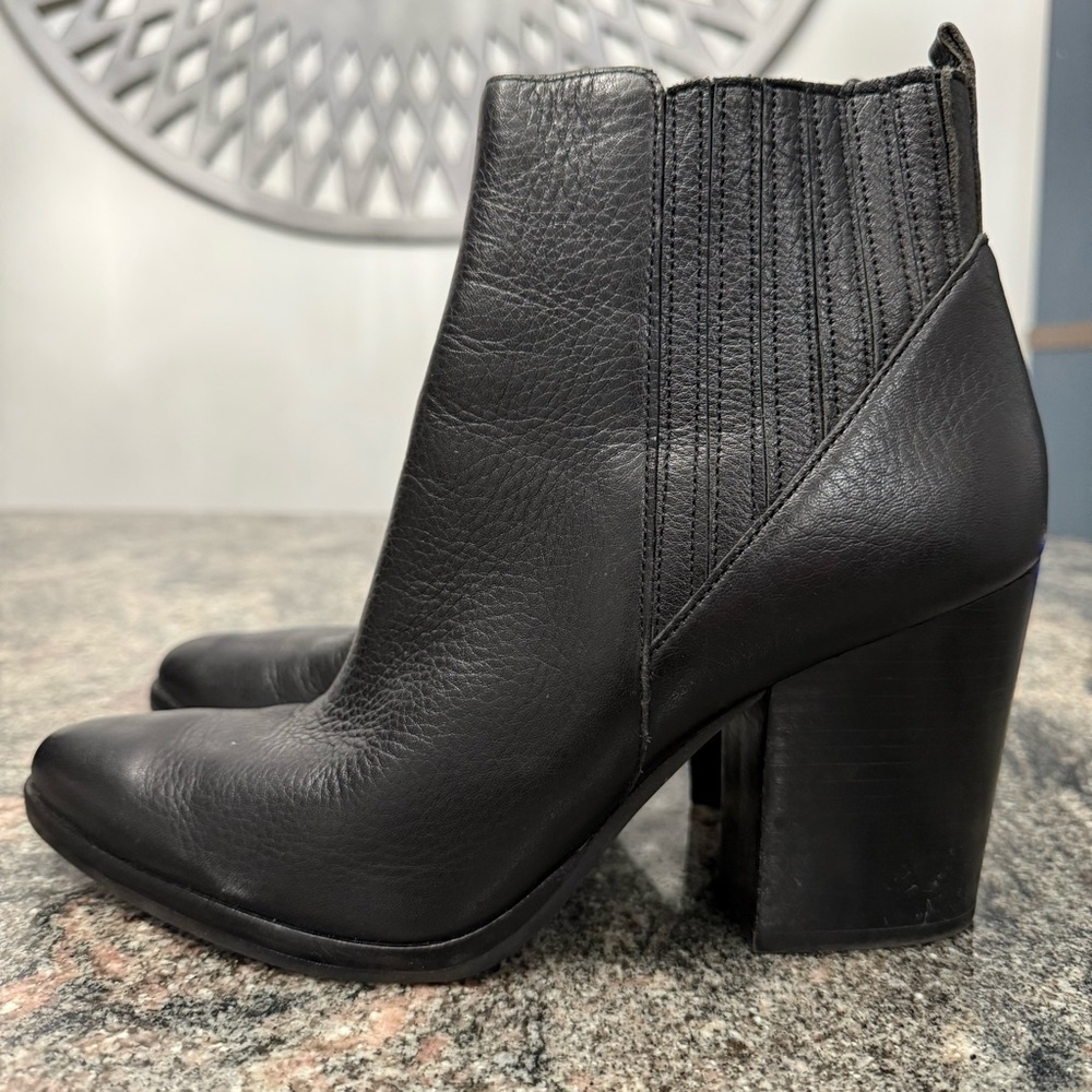 Marc Fisher Black Leather Ankle Boots 8.5 MLALVA